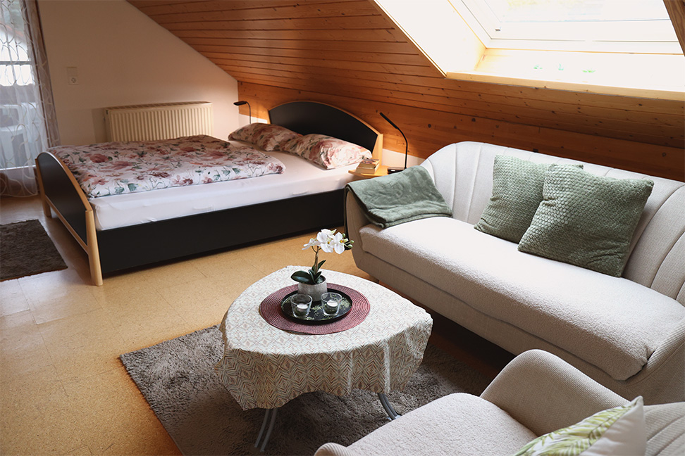 Bett und Couch mit einem Couchtisch