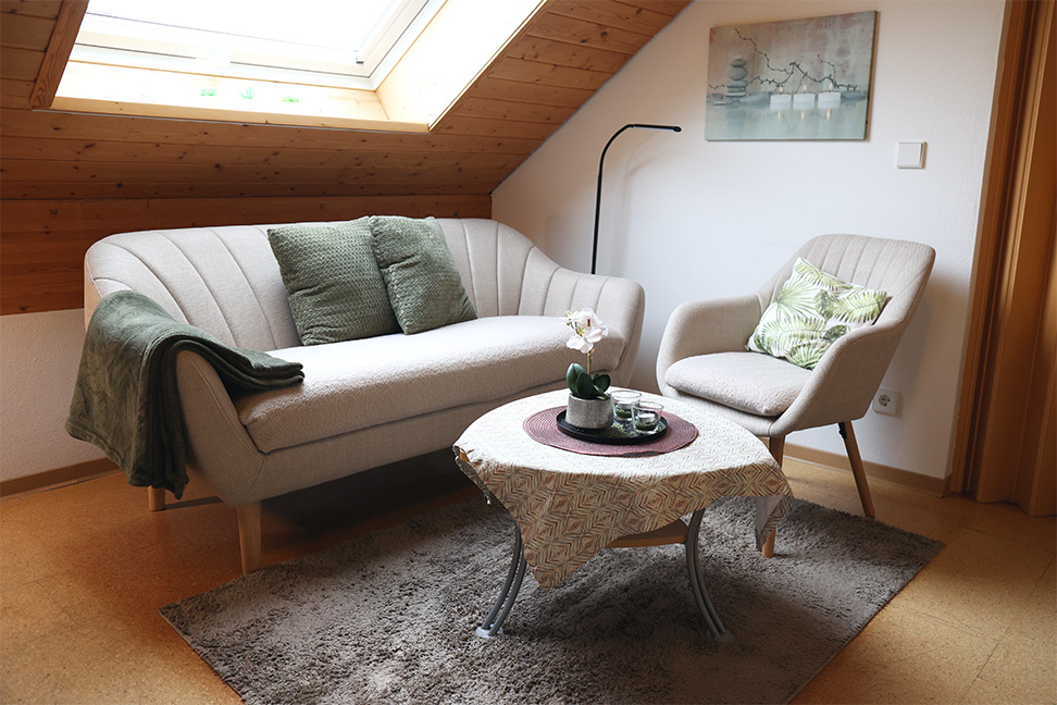 Sofa, Sessel und Couchtisch